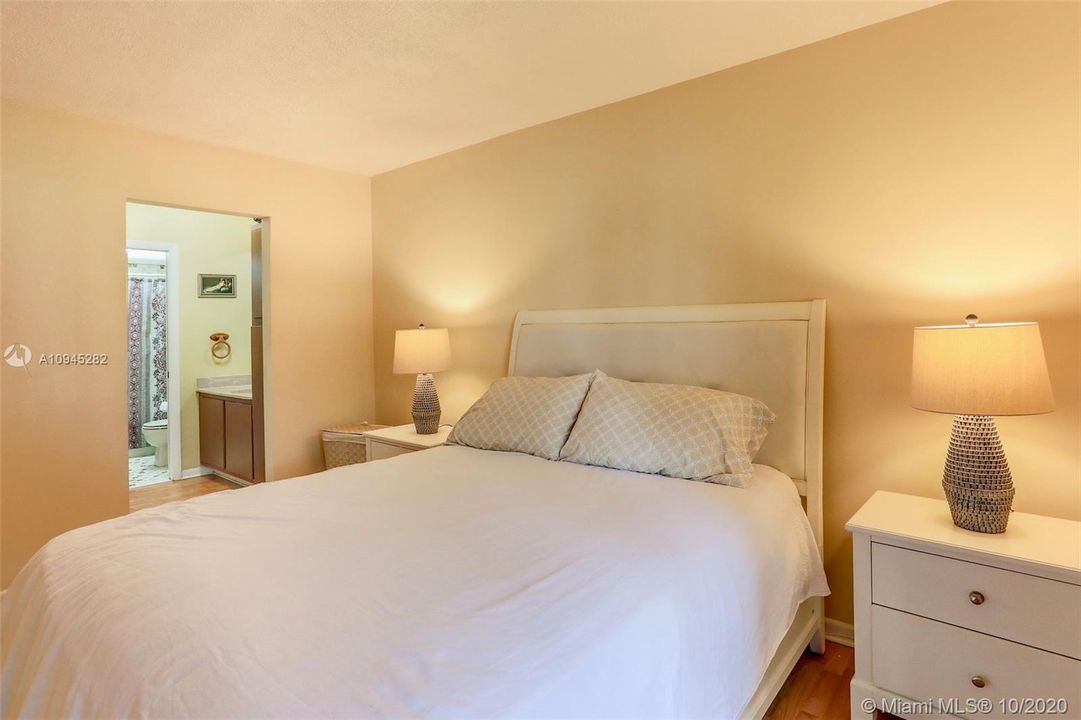 Недавно продано: $139,000 (1 спален, 1 ванн, 705 Квадратных фут)