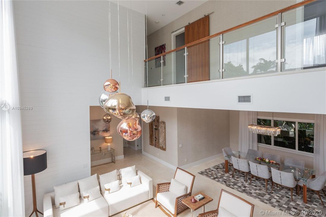 Vendido Recientemente: $2,495,000 (5 camas, 5 baños, 3718 Pies cuadrados)