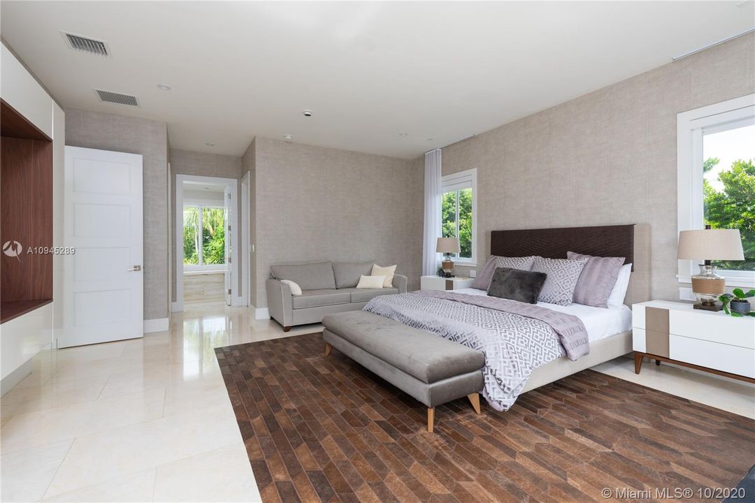 Vendido Recientemente: $2,495,000 (5 camas, 5 baños, 3718 Pies cuadrados)