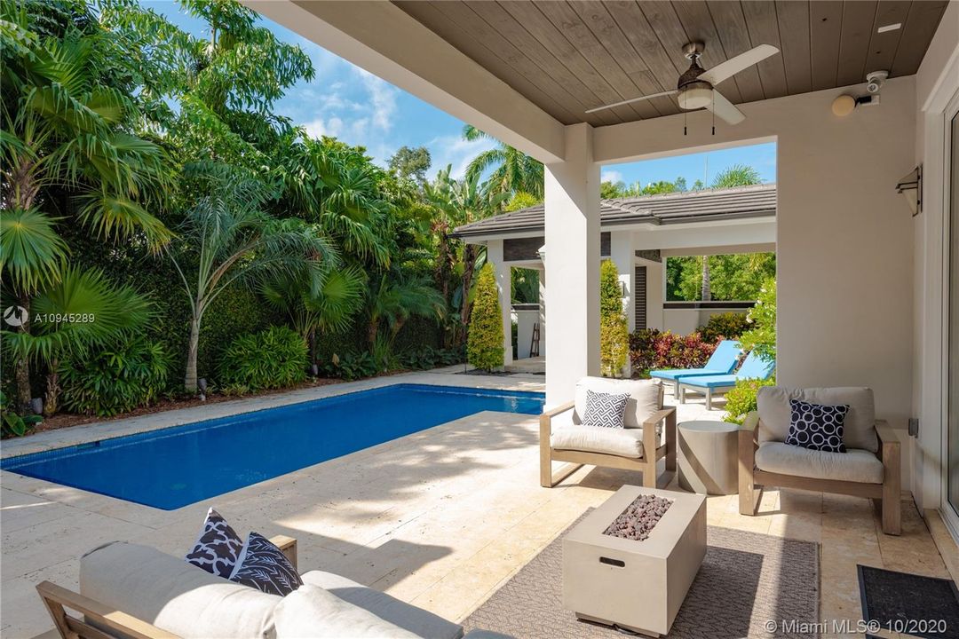 Vendido Recientemente: $2,495,000 (5 camas, 5 baños, 3718 Pies cuadrados)