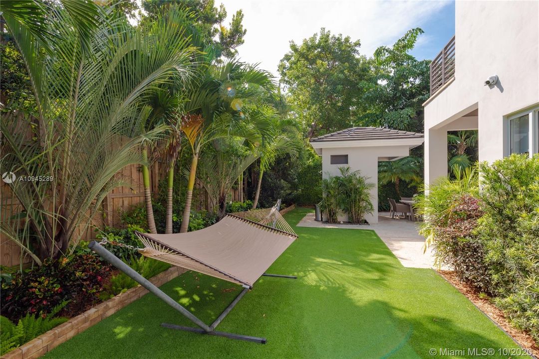 Vendido Recientemente: $2,495,000 (5 camas, 5 baños, 3718 Pies cuadrados)