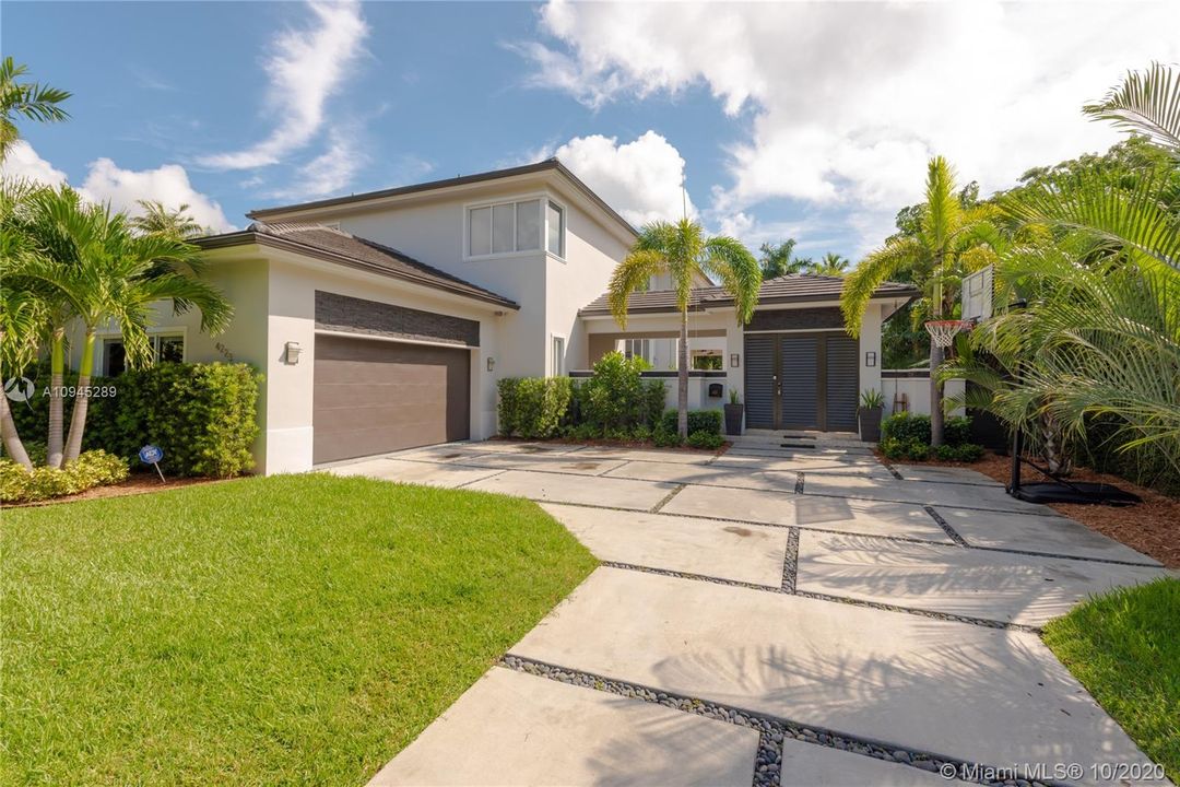 Vendido Recientemente: $2,495,000 (5 camas, 5 baños, 3718 Pies cuadrados)