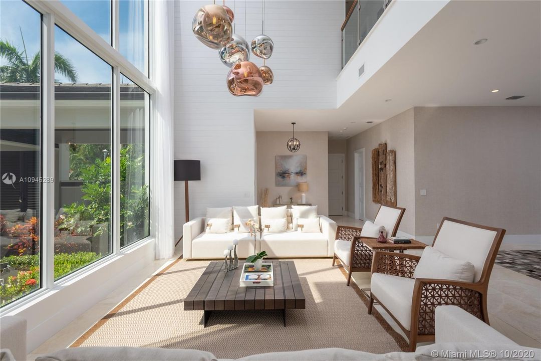 Vendido Recientemente: $2,495,000 (5 camas, 5 baños, 3718 Pies cuadrados)