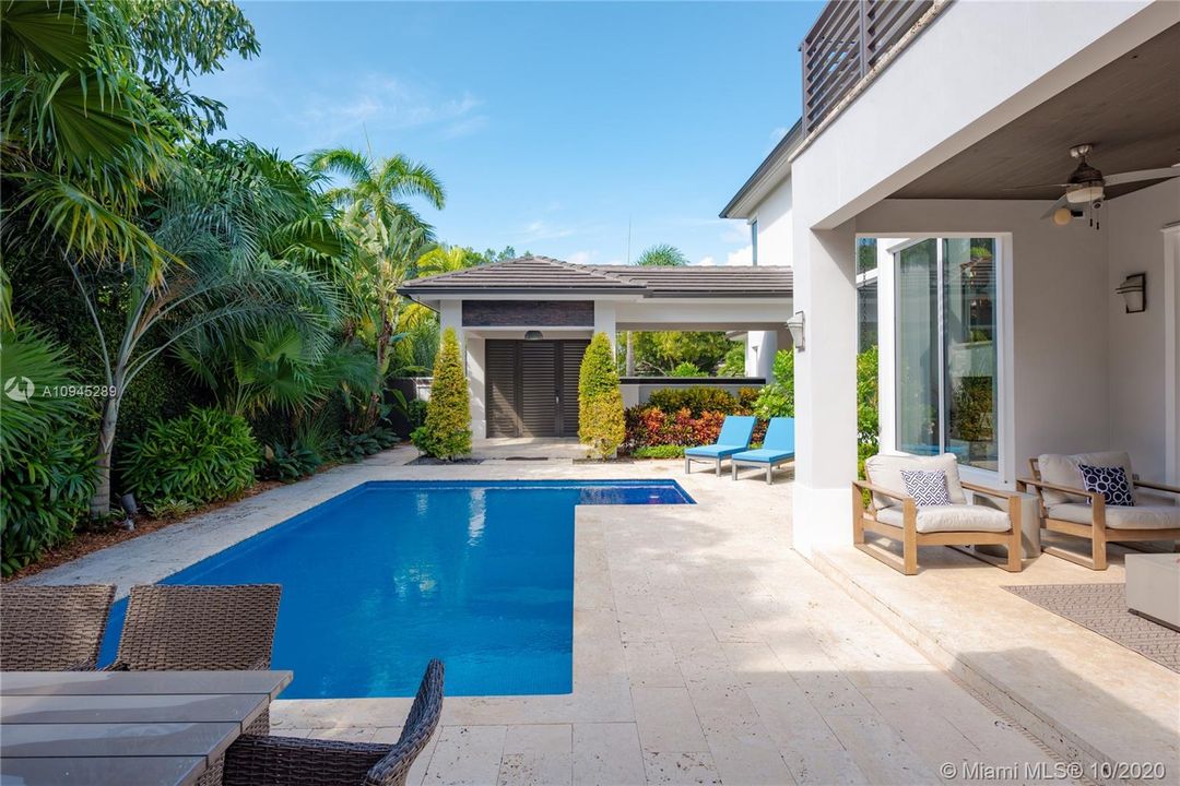 Vendido Recientemente: $2,495,000 (5 camas, 5 baños, 3718 Pies cuadrados)