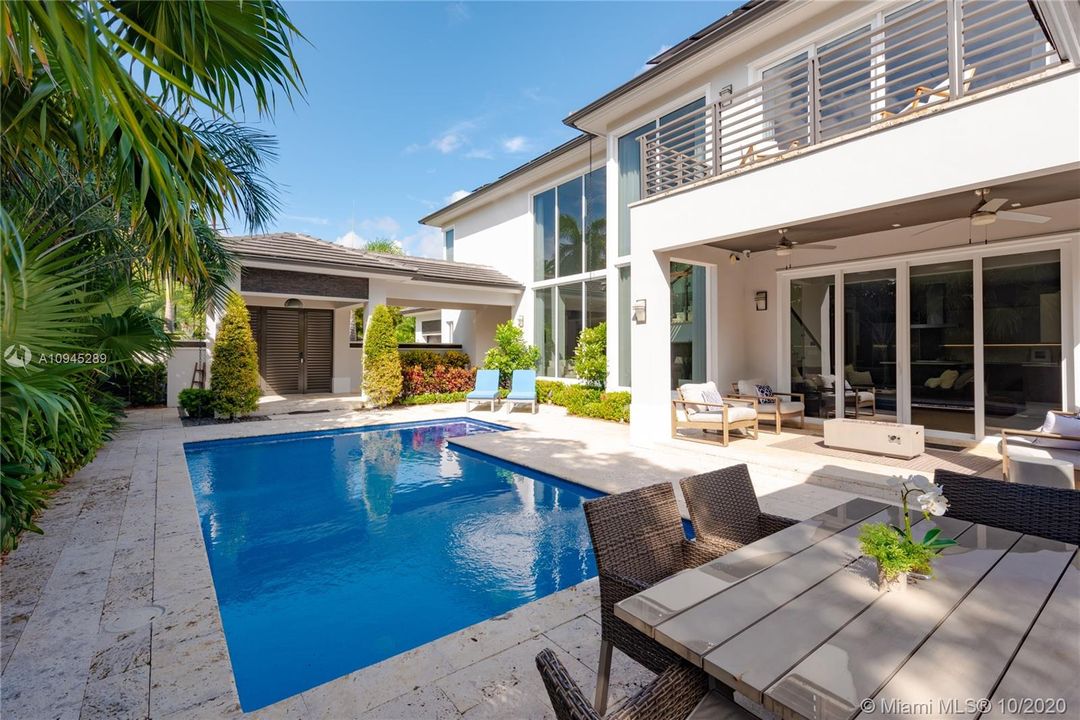 Vendido Recientemente: $2,495,000 (5 camas, 5 baños, 3718 Pies cuadrados)