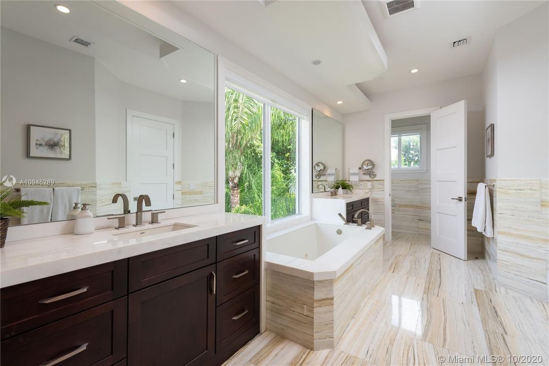 Vendido Recientemente: $2,495,000 (5 camas, 5 baños, 3718 Pies cuadrados)