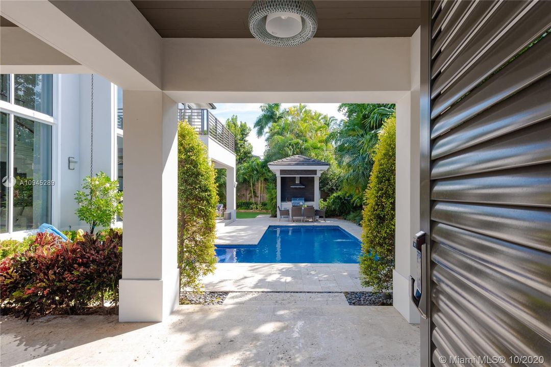 Vendido Recientemente: $2,495,000 (5 camas, 5 baños, 3718 Pies cuadrados)