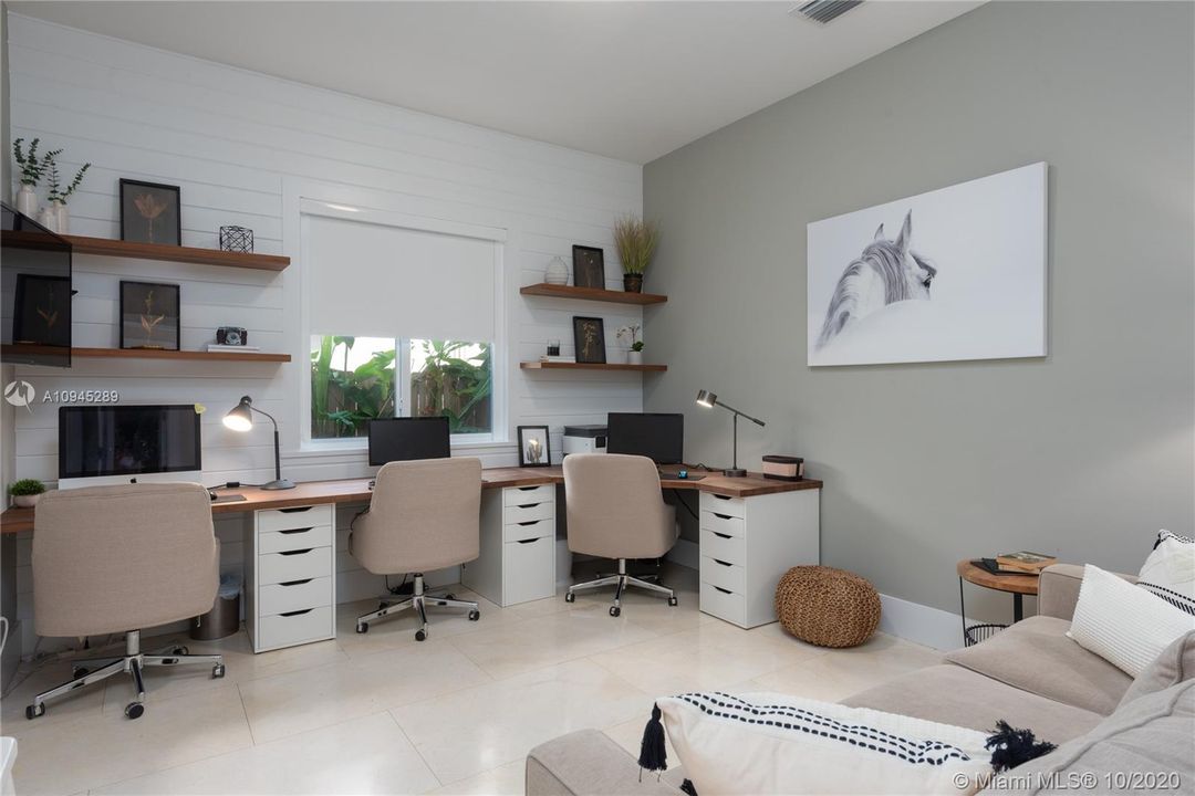 Vendido Recientemente: $2,495,000 (5 camas, 5 baños, 3718 Pies cuadrados)