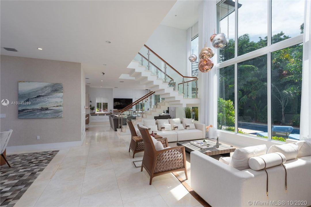 Vendido Recientemente: $2,495,000 (5 camas, 5 baños, 3718 Pies cuadrados)