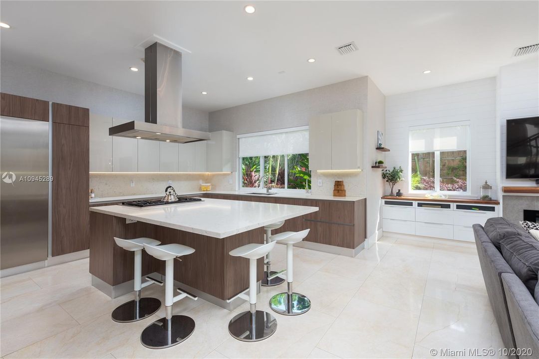 Vendido Recientemente: $2,495,000 (5 camas, 5 baños, 3718 Pies cuadrados)