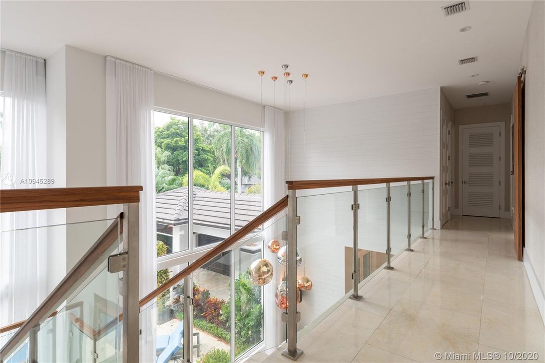 Vendido Recientemente: $2,495,000 (5 camas, 5 baños, 3718 Pies cuadrados)