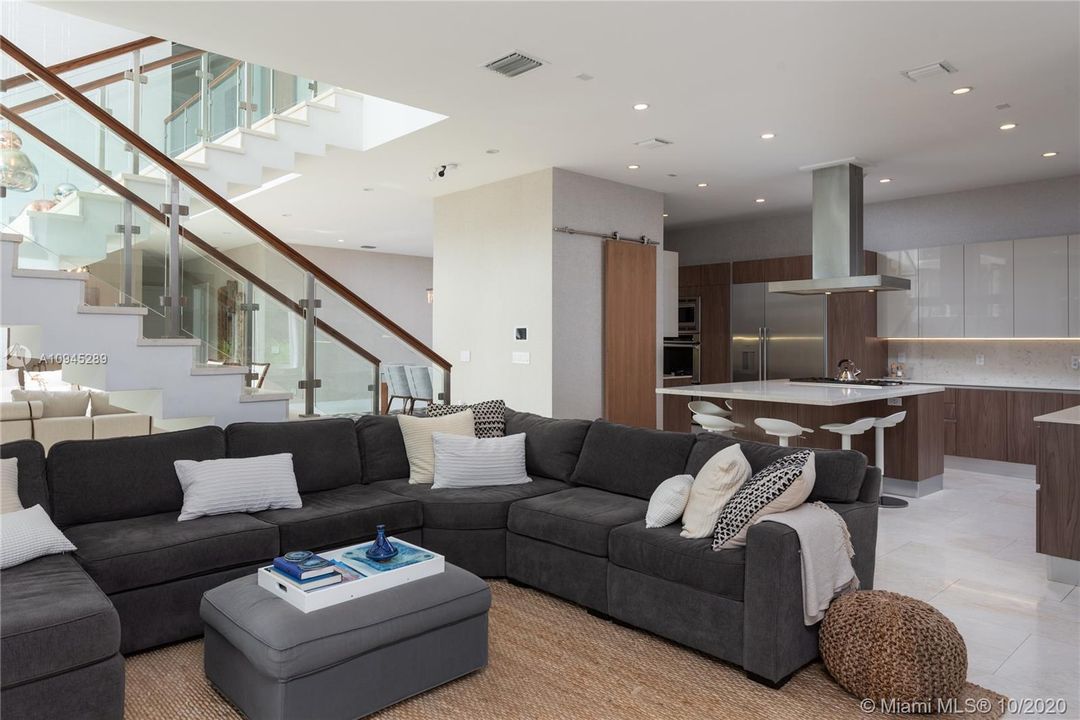 Vendido Recientemente: $2,495,000 (5 camas, 5 baños, 3718 Pies cuadrados)