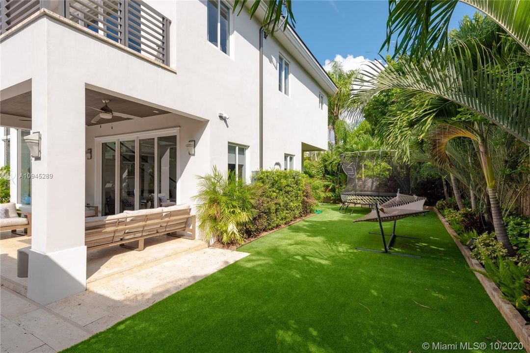 Vendido Recientemente: $2,495,000 (5 camas, 5 baños, 3718 Pies cuadrados)