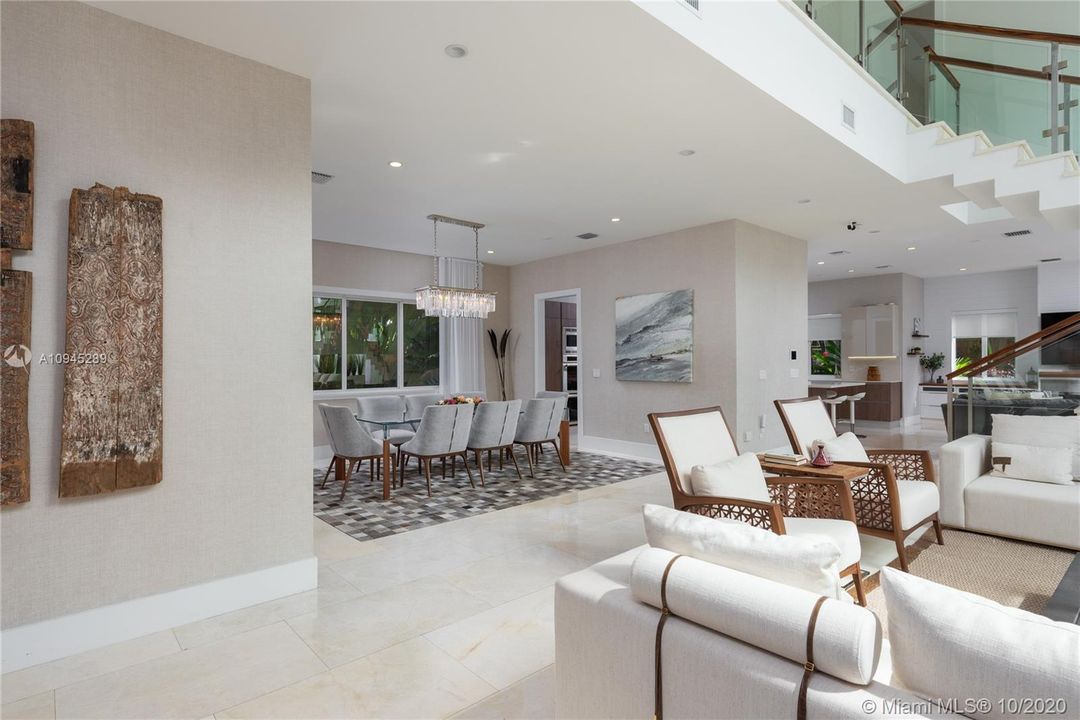 Vendido Recientemente: $2,495,000 (5 camas, 5 baños, 3718 Pies cuadrados)