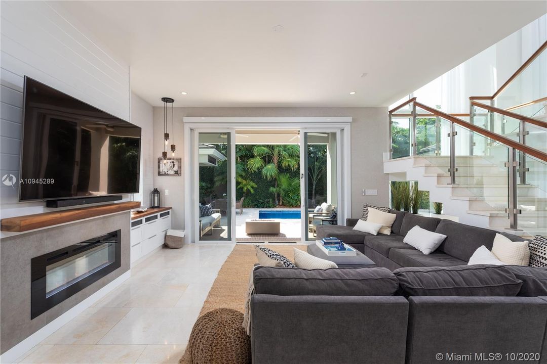 Vendido Recientemente: $2,495,000 (5 camas, 5 baños, 3718 Pies cuadrados)