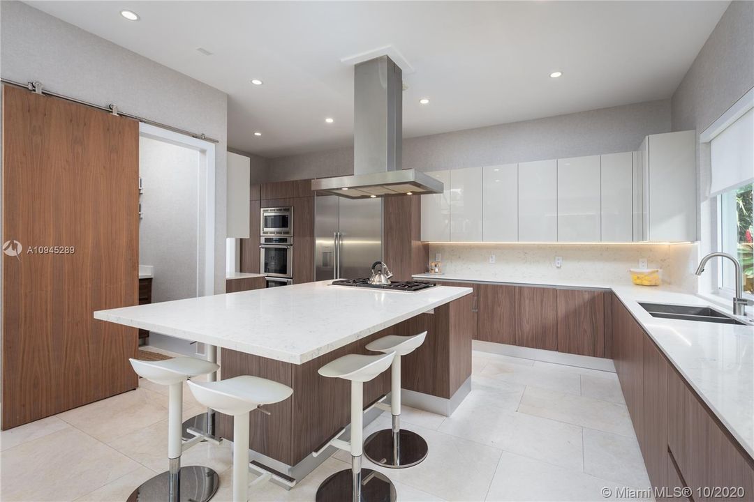Vendido Recientemente: $2,495,000 (5 camas, 5 baños, 3718 Pies cuadrados)