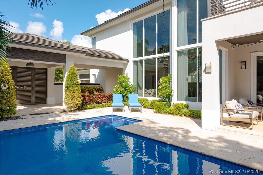 Vendido Recientemente: $2,495,000 (5 camas, 5 baños, 3718 Pies cuadrados)