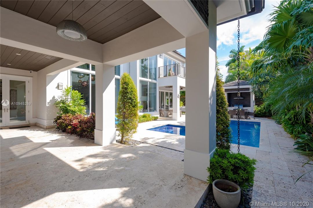 Vendido Recientemente: $2,495,000 (5 camas, 5 baños, 3718 Pies cuadrados)