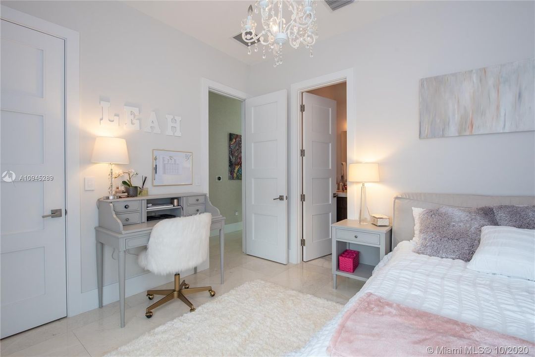 Vendido Recientemente: $2,495,000 (5 camas, 5 baños, 3718 Pies cuadrados)