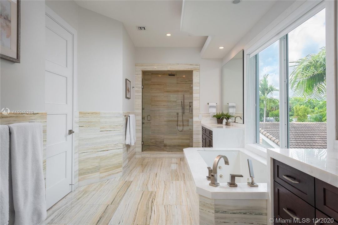 Vendido Recientemente: $2,495,000 (5 camas, 5 baños, 3718 Pies cuadrados)