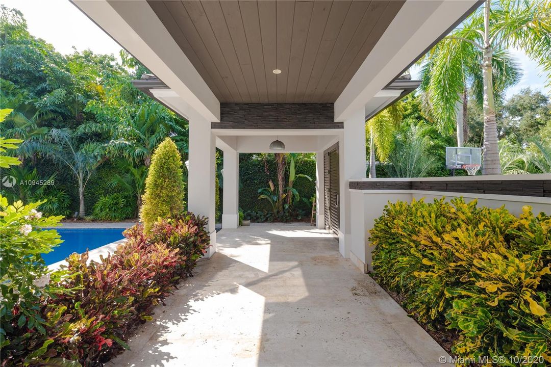 Vendido Recientemente: $2,495,000 (5 camas, 5 baños, 3718 Pies cuadrados)