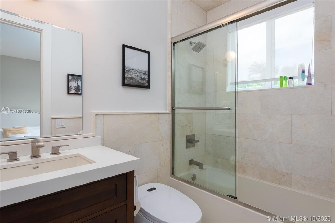 Vendido Recientemente: $2,495,000 (5 camas, 5 baños, 3718 Pies cuadrados)