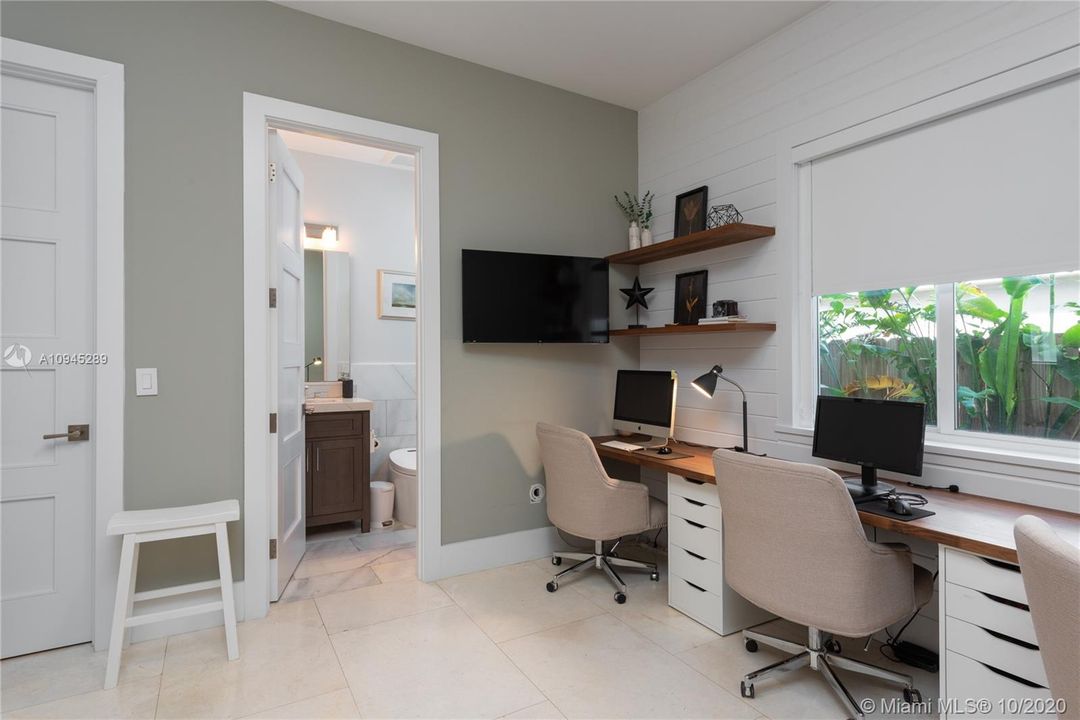 Vendido Recientemente: $2,495,000 (5 camas, 5 baños, 3718 Pies cuadrados)