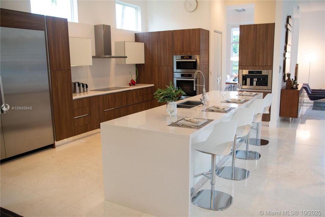 Vendido Recientemente: $1,599,000 (5 camas, 5 baños, 4859 Pies cuadrados)