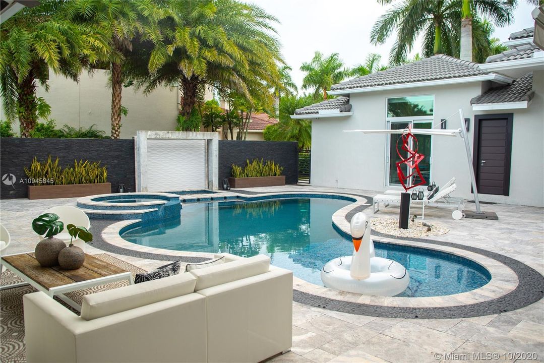 Vendido Recientemente: $1,599,000 (5 camas, 5 baños, 4859 Pies cuadrados)