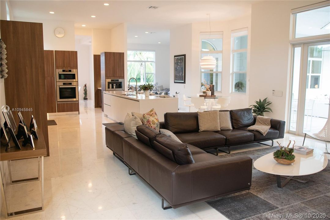 Vendido Recientemente: $1,599,000 (5 camas, 5 baños, 4859 Pies cuadrados)