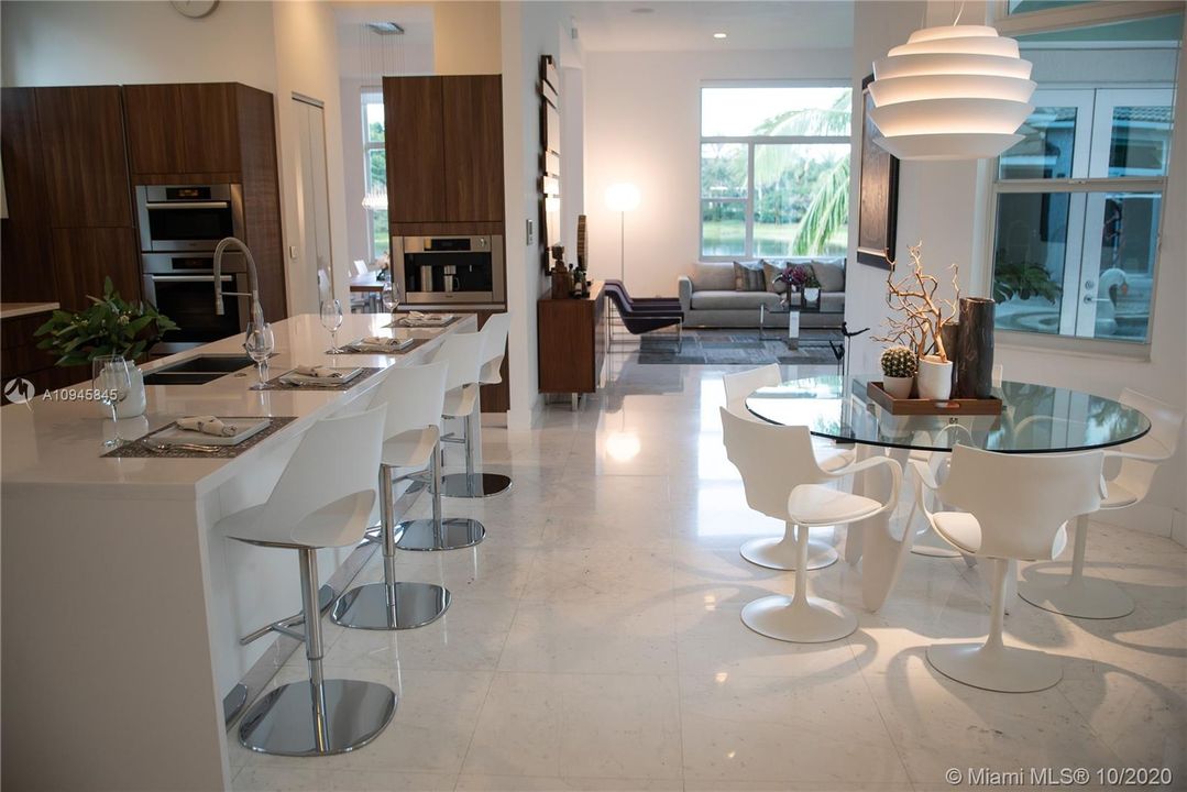 Vendido Recientemente: $1,599,000 (5 camas, 5 baños, 4859 Pies cuadrados)