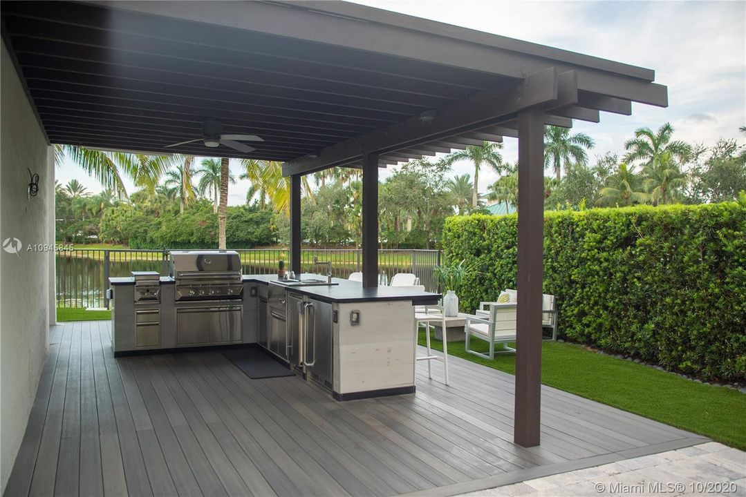 Vendido Recientemente: $1,599,000 (5 camas, 5 baños, 4859 Pies cuadrados)