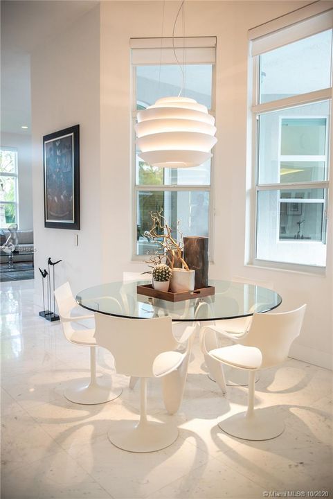 Vendido Recientemente: $1,599,000 (5 camas, 5 baños, 4859 Pies cuadrados)