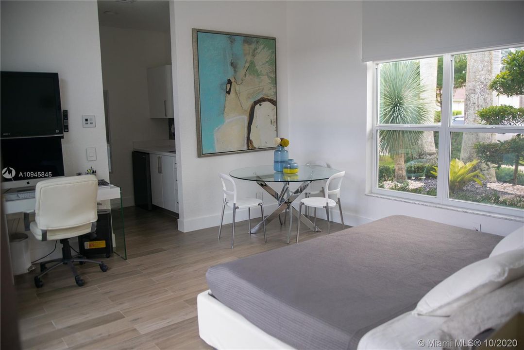 Vendido Recientemente: $1,599,000 (5 camas, 5 baños, 4859 Pies cuadrados)