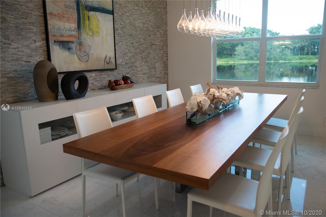 Vendido Recientemente: $1,599,000 (5 camas, 5 baños, 4859 Pies cuadrados)