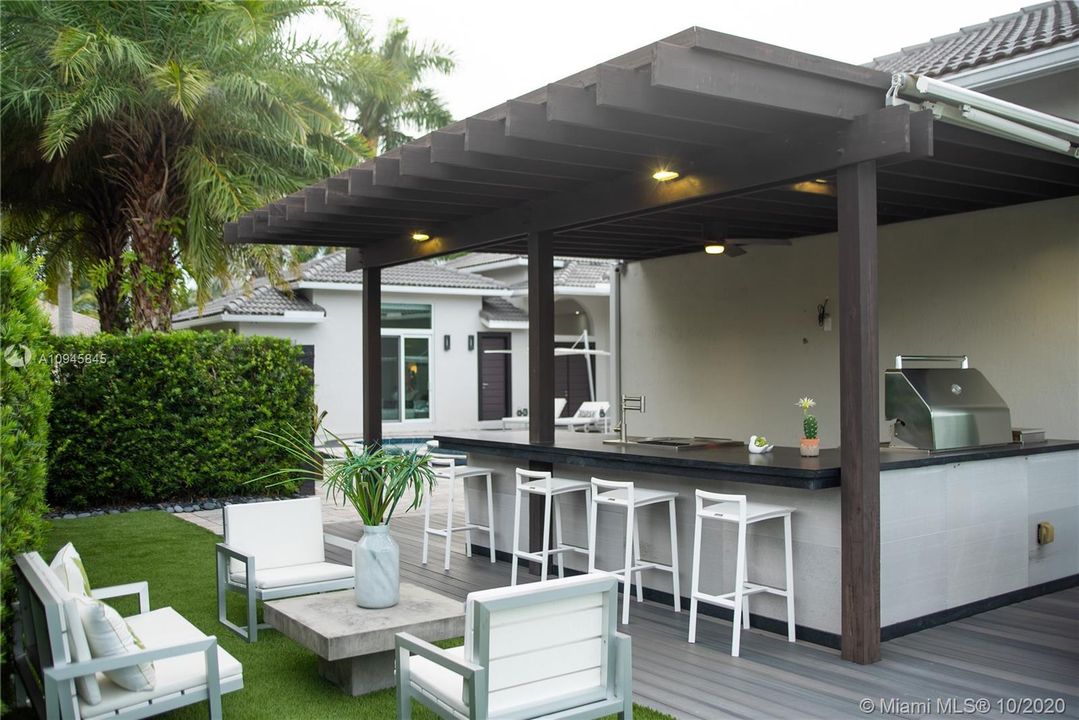 Vendido Recientemente: $1,599,000 (5 camas, 5 baños, 4859 Pies cuadrados)