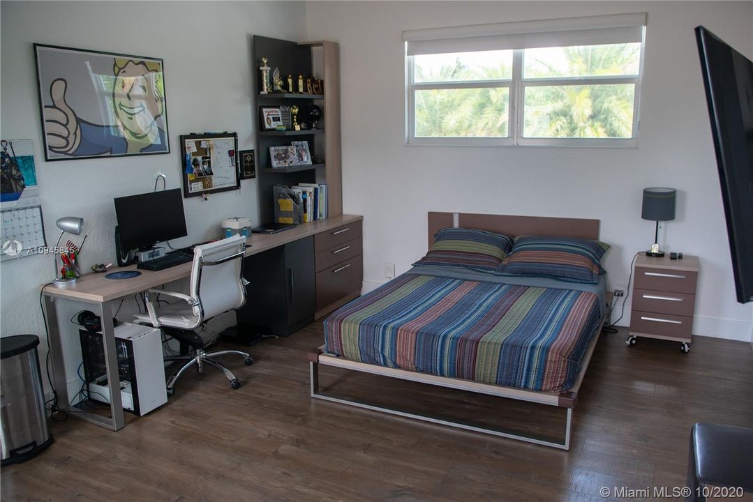Vendido Recientemente: $1,599,000 (5 camas, 5 baños, 4859 Pies cuadrados)
