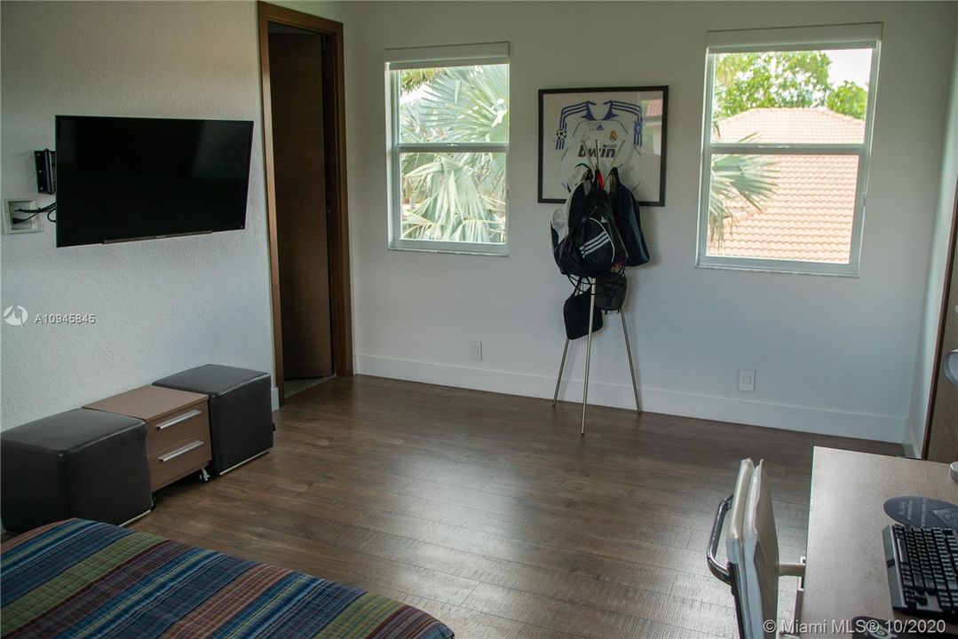Vendido Recientemente: $1,599,000 (5 camas, 5 baños, 4859 Pies cuadrados)