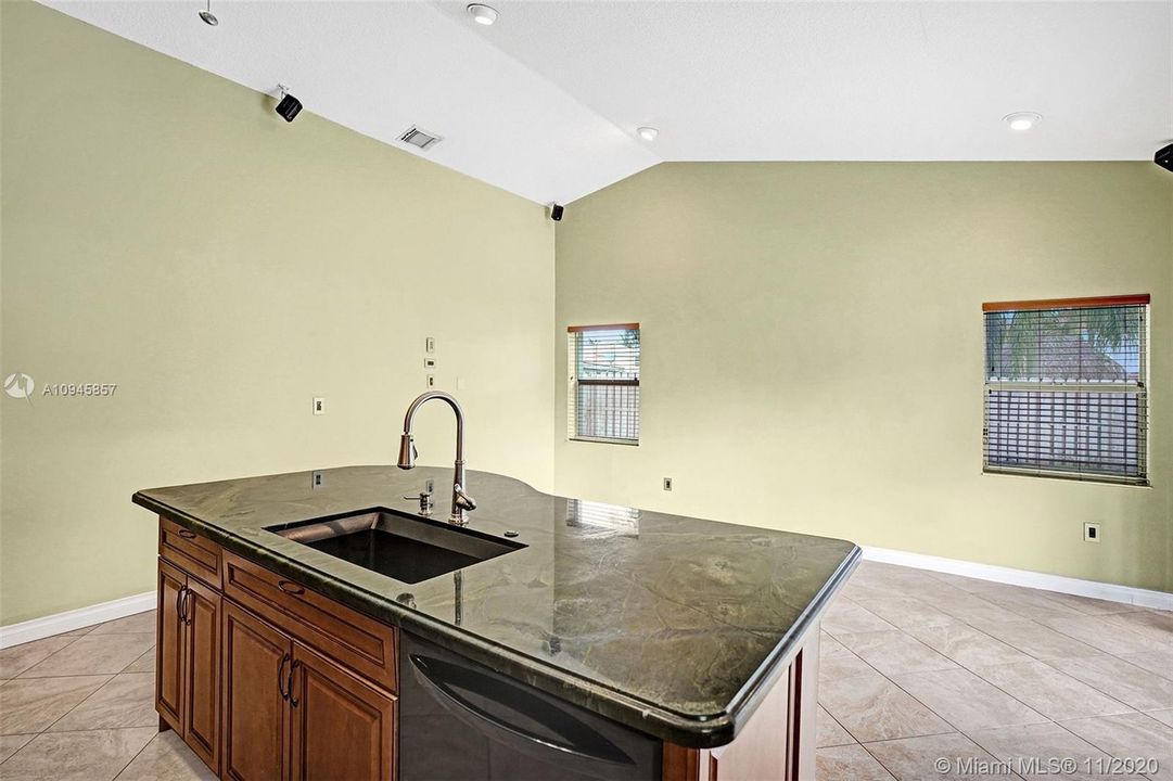 Vendido Recientemente: $459,289 (3 camas, 2 baños, 1727 Pies cuadrados)