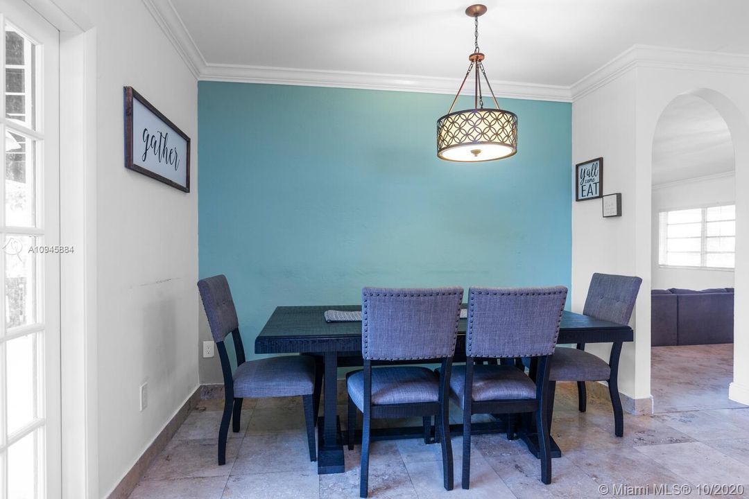 Vendido Recientemente: $455,000 (3 camas, 2 baños, 1968 Pies cuadrados)