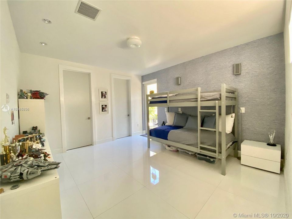 Recently Rented: $18,000 (5 beds, 5 baths, 4603 Square Feet)