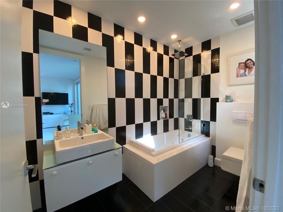 Recently Rented: $18,000 (5 beds, 5 baths, 4603 Square Feet)