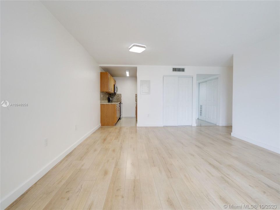 Recently Sold: $151,000 (1 beds, 1 baths, 725 Square Feet)