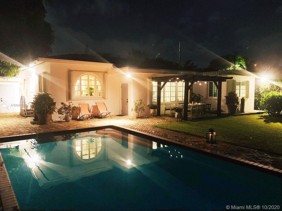 Vendido Recientemente: $950,000 (4 camas, 3 baños, 2654 Pies cuadrados)