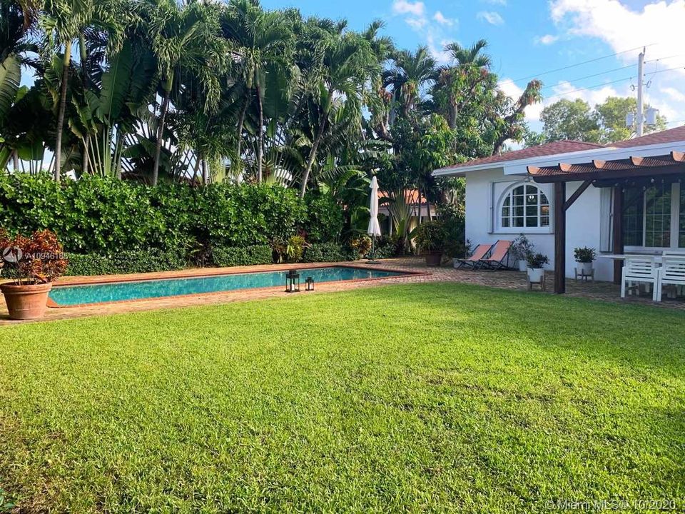 Vendido Recientemente: $950,000 (4 camas, 3 baños, 2654 Pies cuadrados)