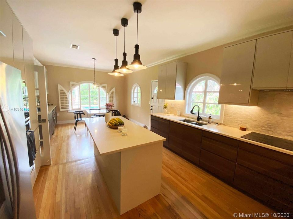 Vendido Recientemente: $950,000 (4 camas, 3 baños, 2654 Pies cuadrados)