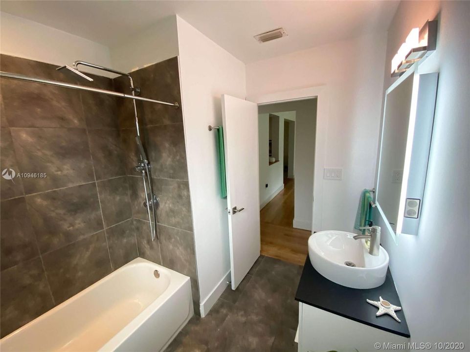 Vendido Recientemente: $950,000 (4 camas, 3 baños, 2654 Pies cuadrados)