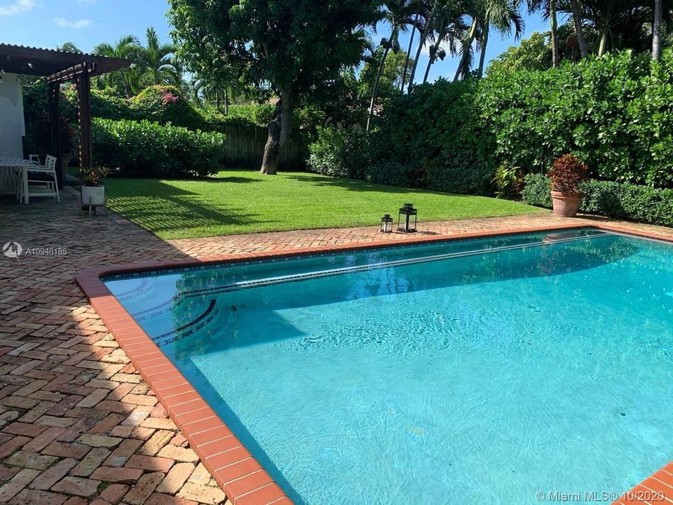 Vendido Recientemente: $950,000 (4 camas, 3 baños, 2654 Pies cuadrados)