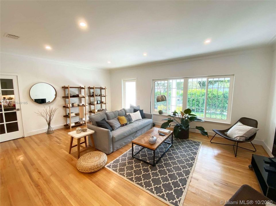 Vendido Recientemente: $950,000 (4 camas, 3 baños, 2654 Pies cuadrados)