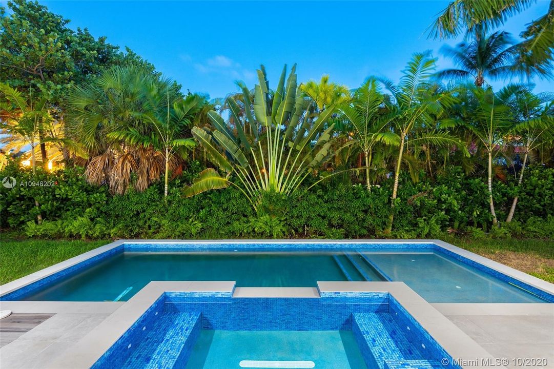 Vendido Recientemente: $4,250,000 (5 camas, 5 baños, 6787 Pies cuadrados)
